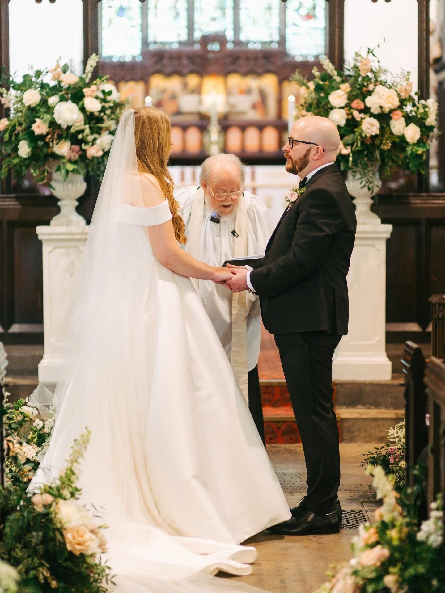 A special church ceremony, made even more meaningful as Abigail&rsquo;s grandad led the service 🤍

an abundance of romantic florals all around 🌸🤍

@emilygreenweddings @irisa686