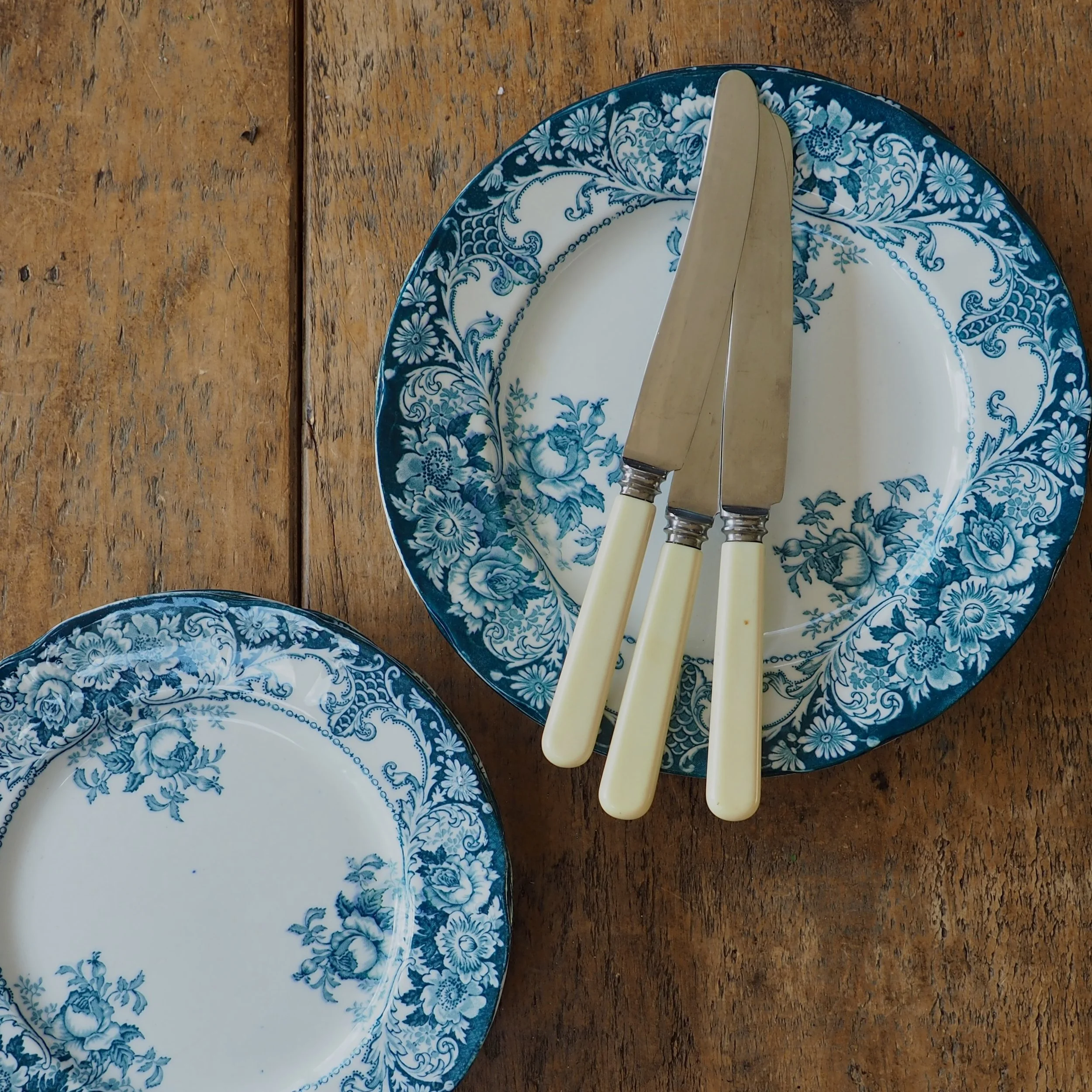 Belmont vintage plates and vintage cutlery