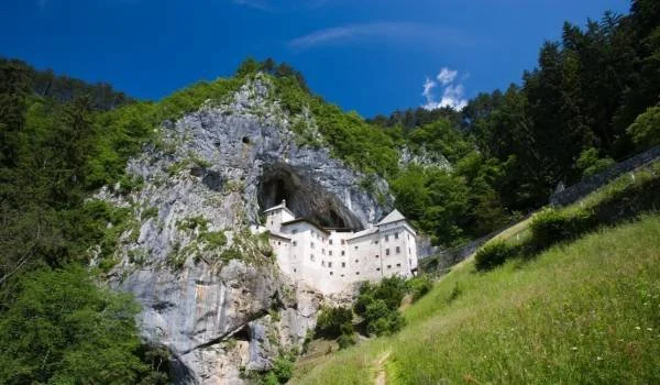 predjama_castle_postojna_cave.jpg