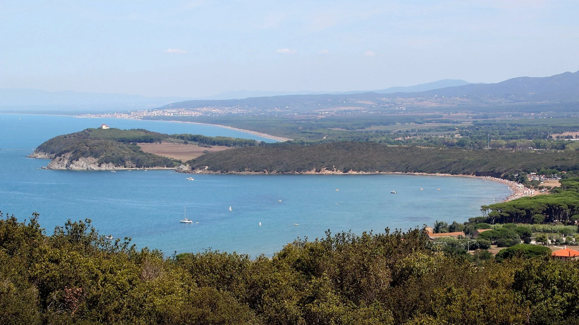 AMICI_IN_VIAGGIO_CONTENT_A_panoramic_view_captures_a_sun-drenched_IPcFhlUj.jpg