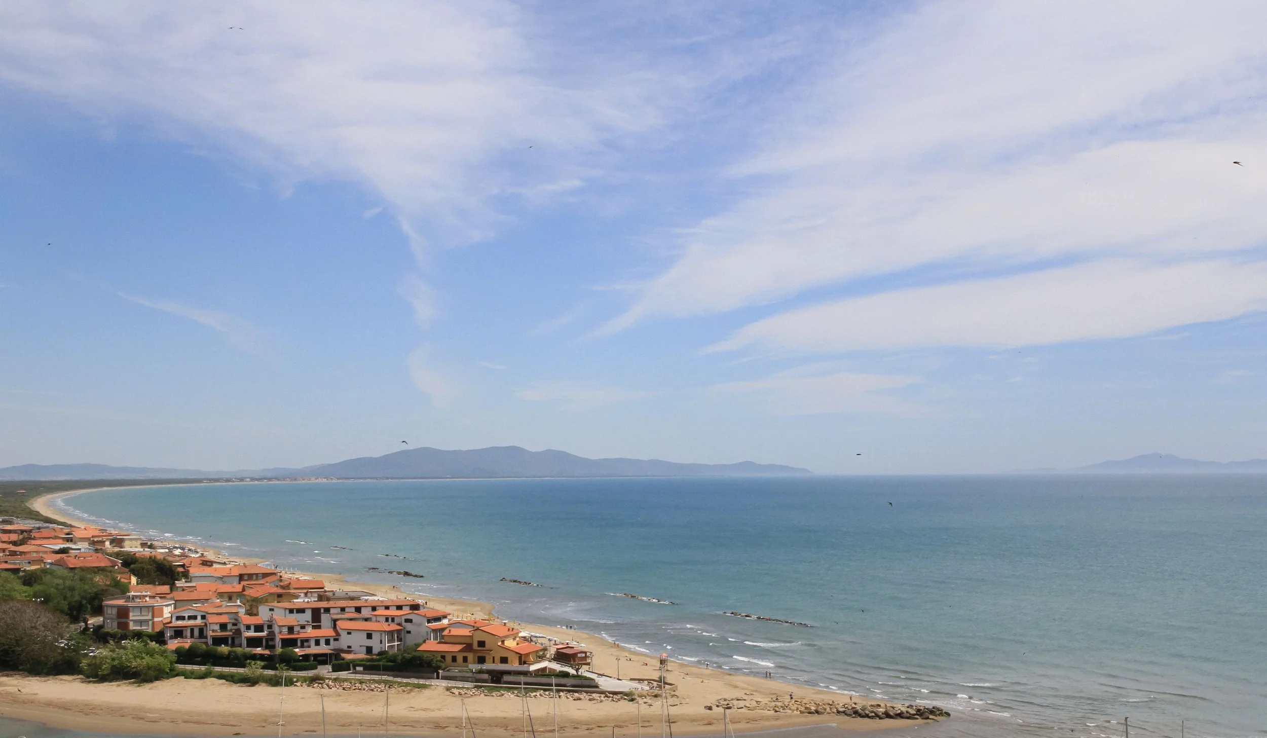 AMICI_IN_VIAGGIO_CONTENT_In_a_realistic_style_a_coastal_town_with_qem9aGlZ.jpg