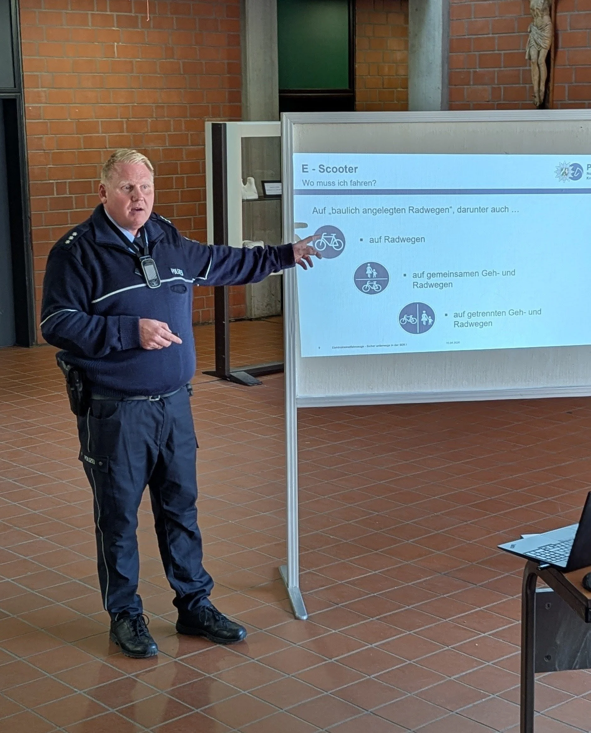 Mit Verantwortung im Straßenverkehr: Polizei informiert Jahrgang 7 und 8 über E-Scooter-Nutzung