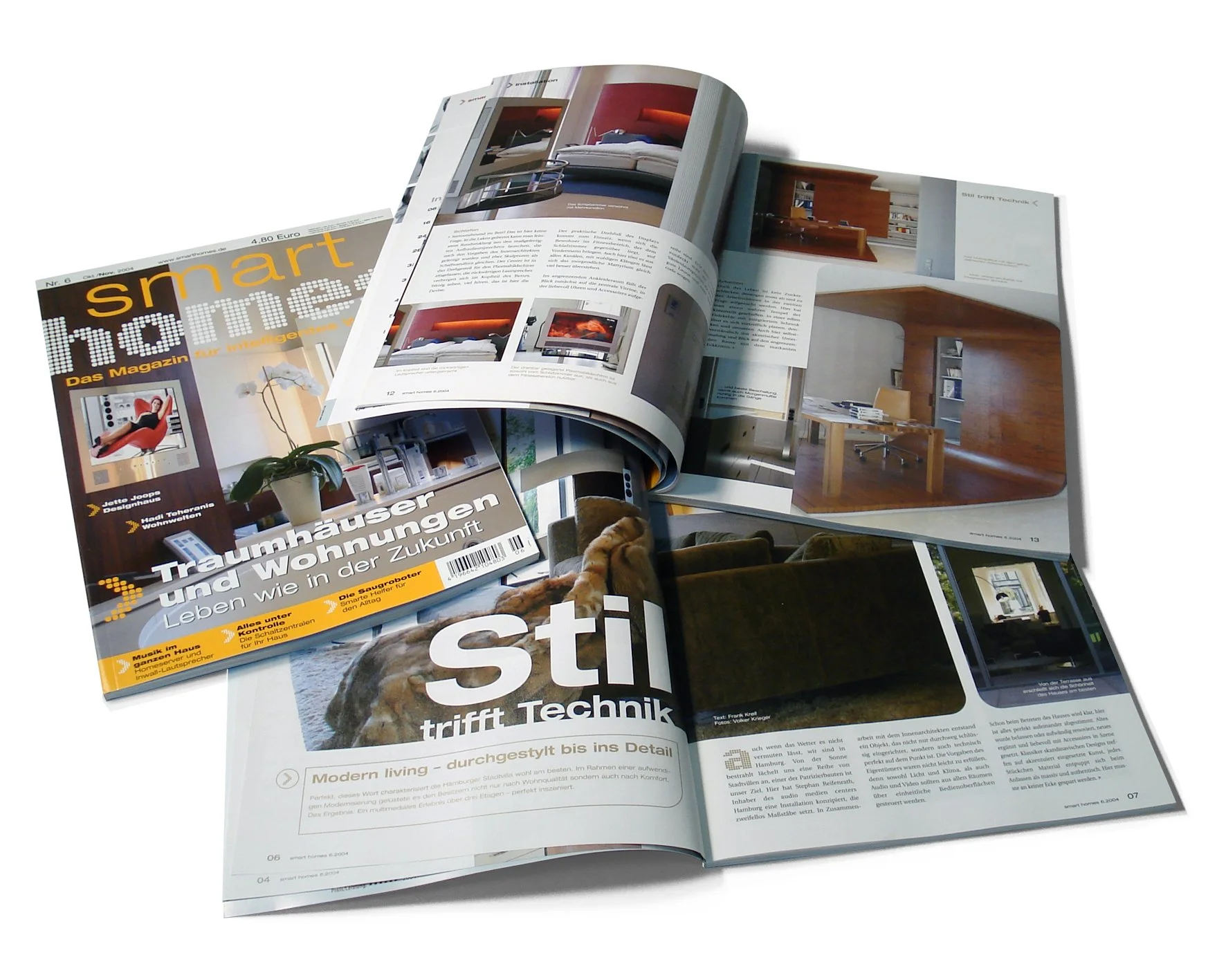 Offene Zeitschriften mit Innenseiten, zeigen Einrichtung und Wohndesign, auf weißem Hintergrund.