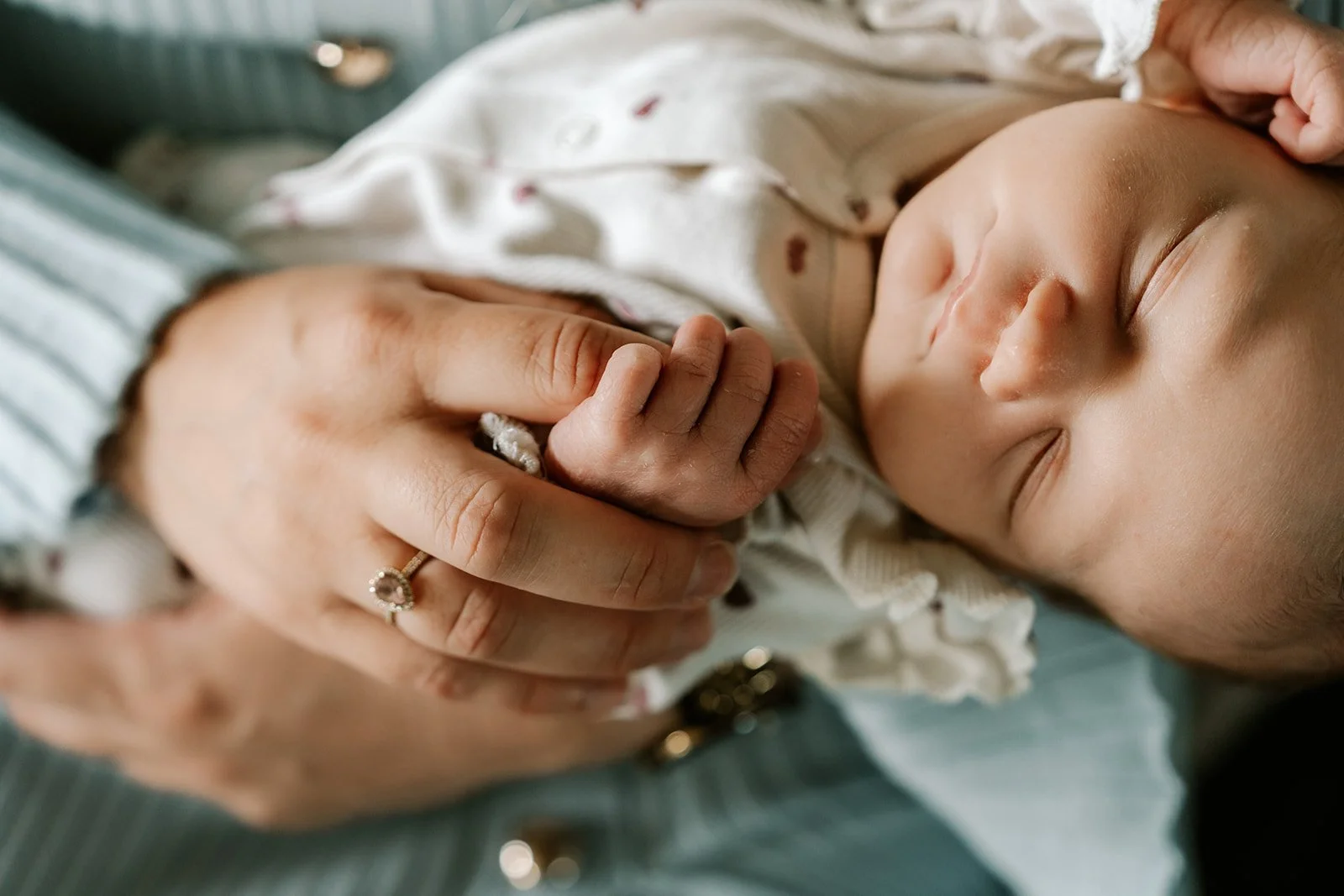 baby houdt mama's vinger stevig vast met haar kleine handje