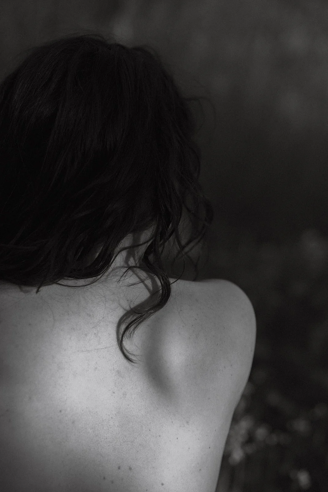 couple laughing during a relaxed photoshoot in nature
