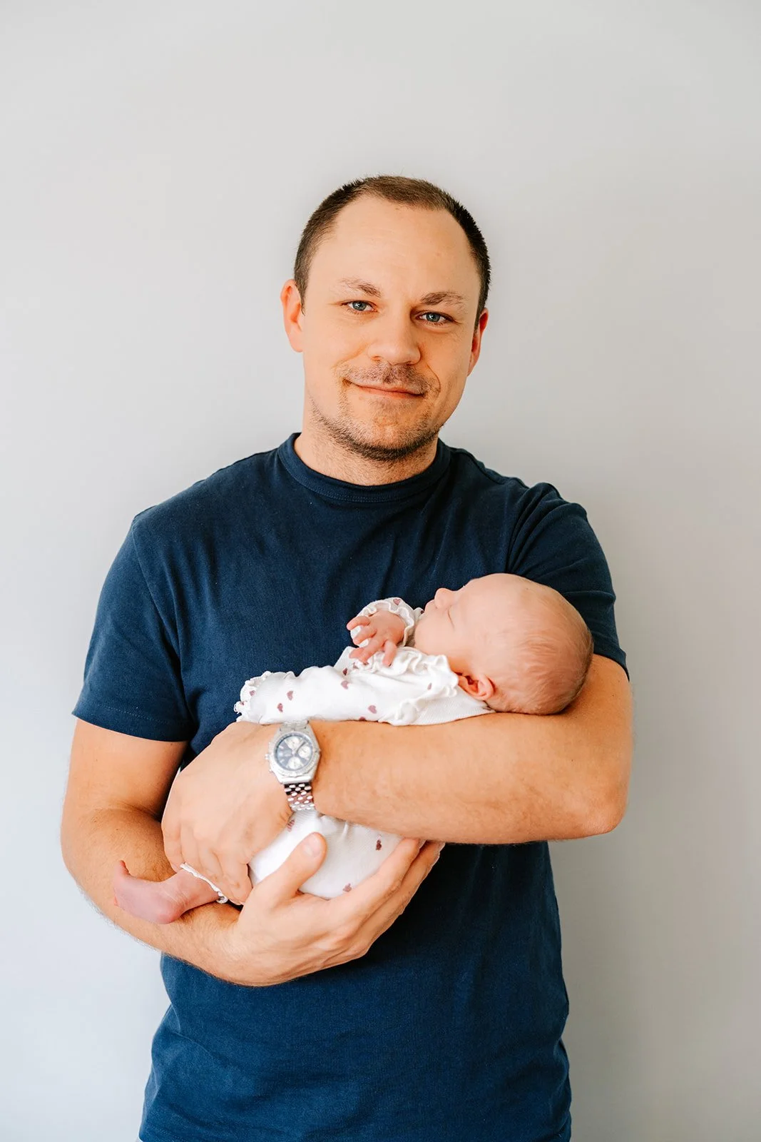 trotse vader met pasgeboren dochter tijdens een Newborn fotoshoot