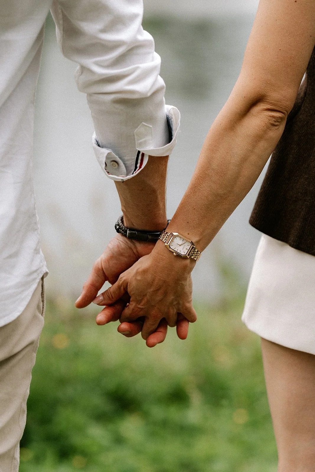 Detailfoto van liefdevolle interactie tussen man en vrouw tijdens een familie fotoshoot.