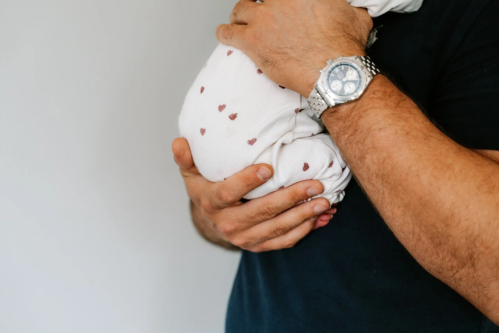 Newborn fotografie aan huis in de Vlaamse Ardennen, met aandacht voor het leven zoals het die dagen echt is.
