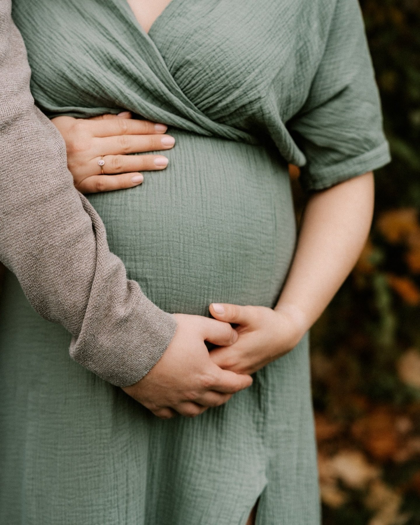 Autumn in the woods.
Soft light between the trees.
Two people who&rsquo;ve known each other for years, and are quietly stepping into something new.

A growing belly.
A couple in the middle of a huge transition.
This phase is fleeting; your relationsh