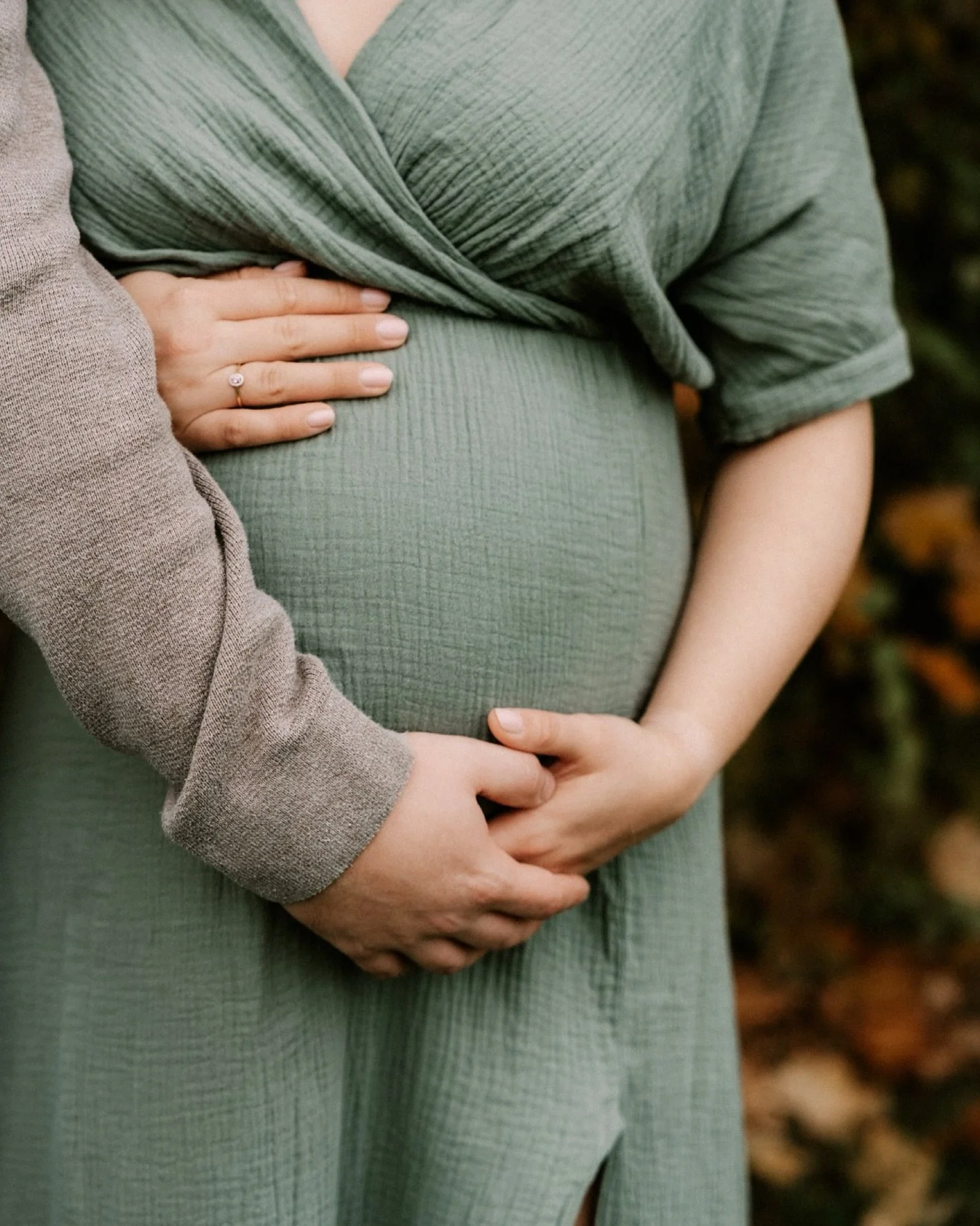 Autumn in the woods.
Soft light between the trees.
Two people who&rsquo;ve known each other for years, and are quietly stepping into something new.

A growing belly.
A couple in the middle of a huge transition.
This phase is fleeting; your relationsh