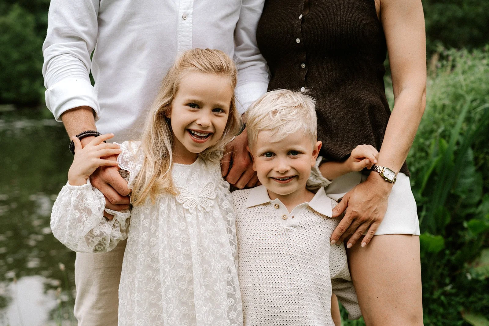 Liefdevolle interactie tussen gezinsleden tijdens een familiesessie nabij Oudenaarde.