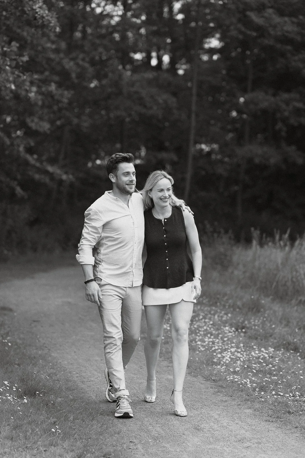 Moeder en partner genieten samen tijdens een ontspannen fotoshoot in de natuur