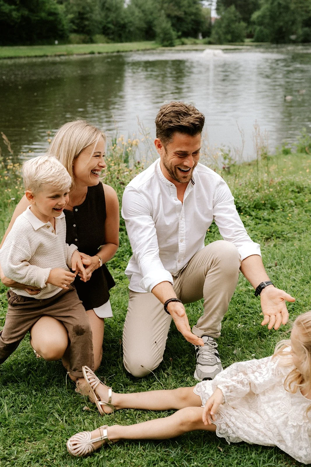 Gezinsportret tussen het groen met neutrale beige en bruine tinten.