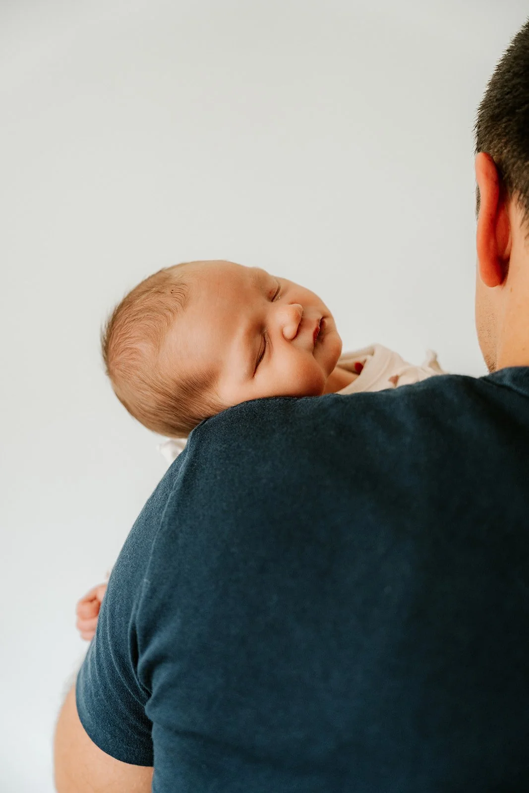 portret van vader en dochter tijdens een Newborn fotoshoot aan huis