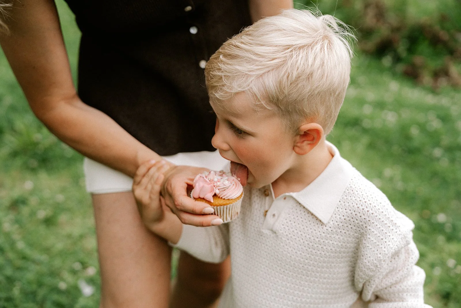 zoon eet een lekkere cupcake tijdens een storytelling gezinsreportage