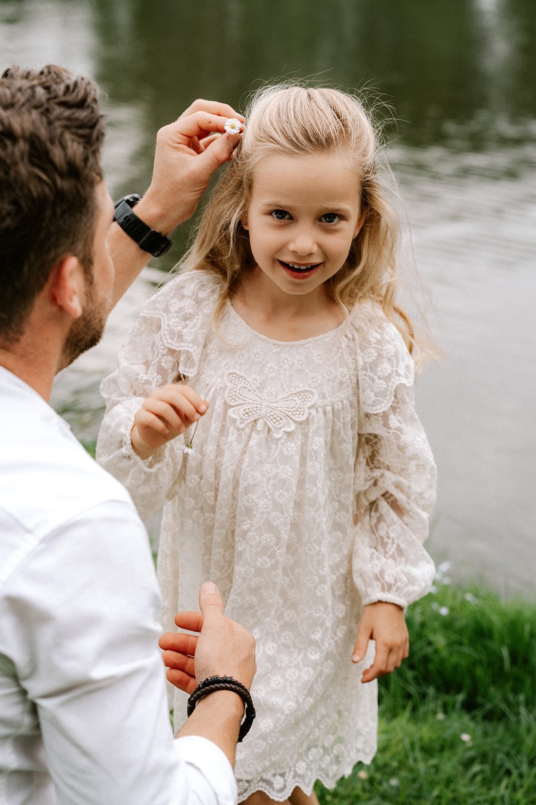 Tijdloze gezinsfotografie in de natuur met een rustige en warme uitstraling.