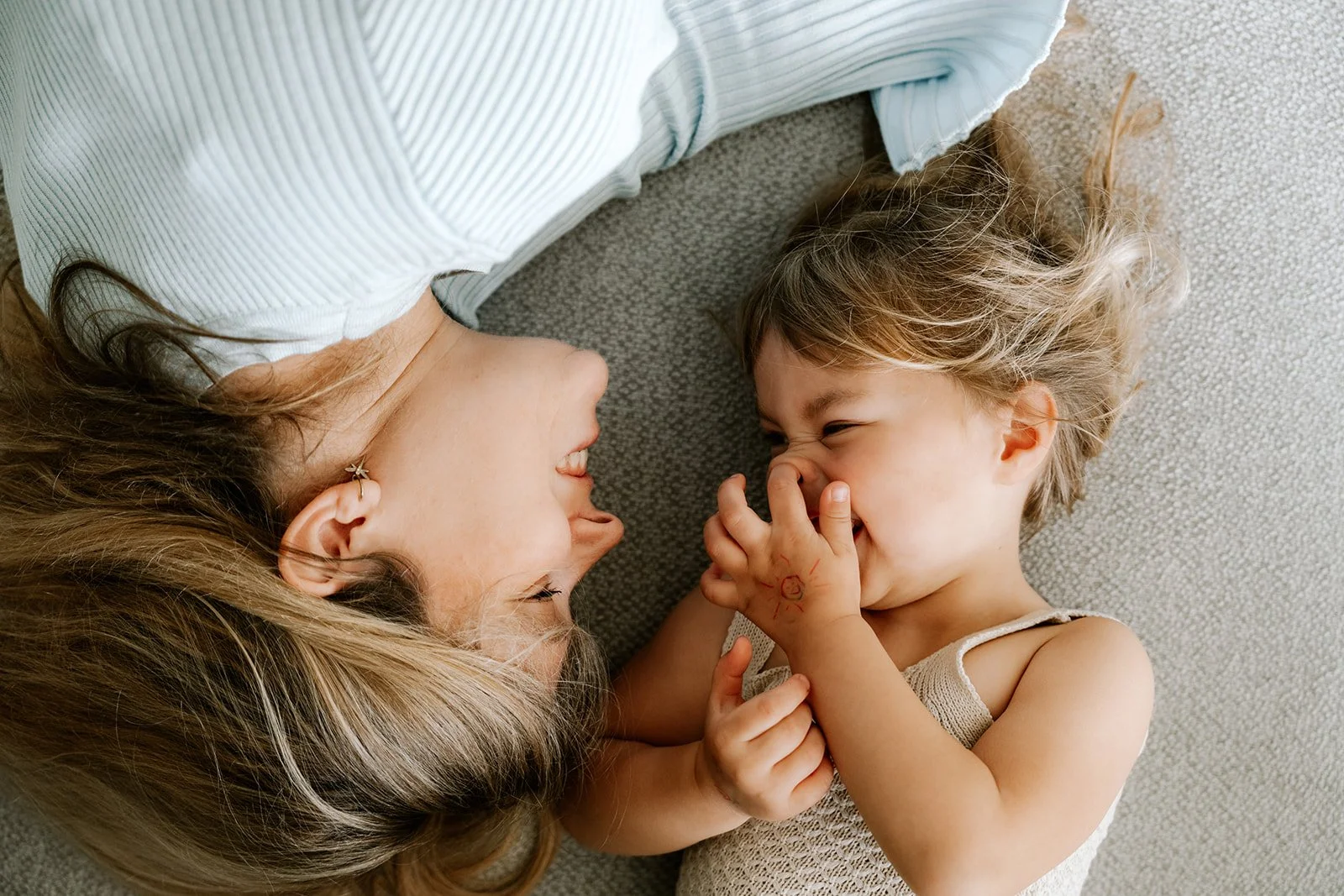 grote zus peutert in neus en mama lacht