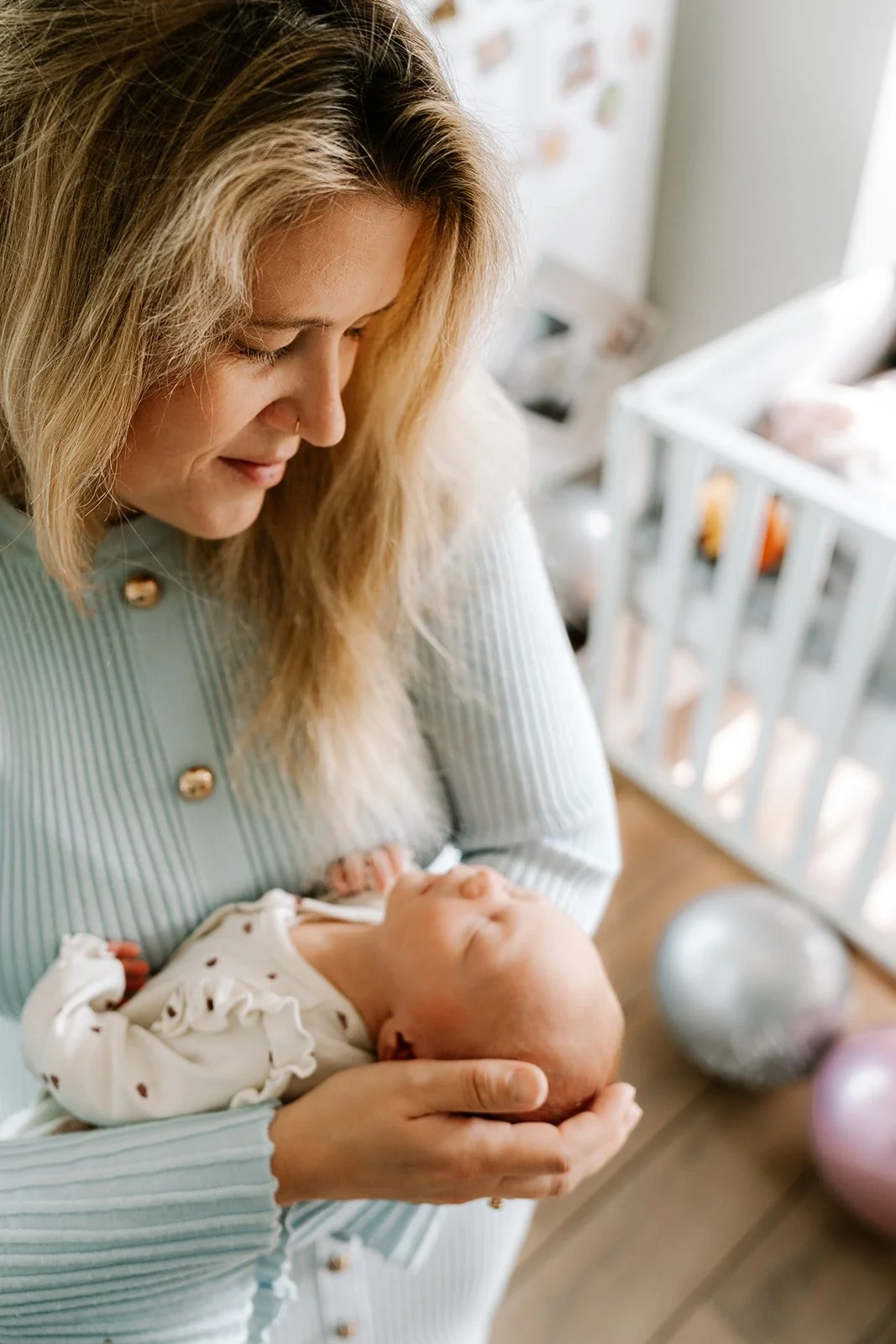mama en dochter tijdens een ontspannen fotoshoot aan huis