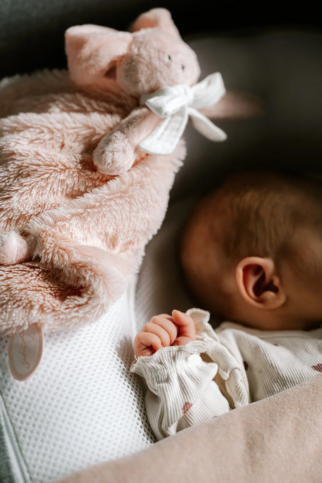 Kleine details die horen bij de eerste week met een baby, van zachte dekentjes tot favoriete knuffels.