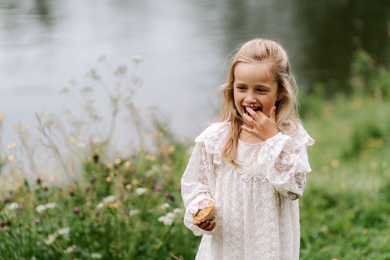 genieten van een lekkere cupcake tijdens een rustige familie fotoshoot in de natuur