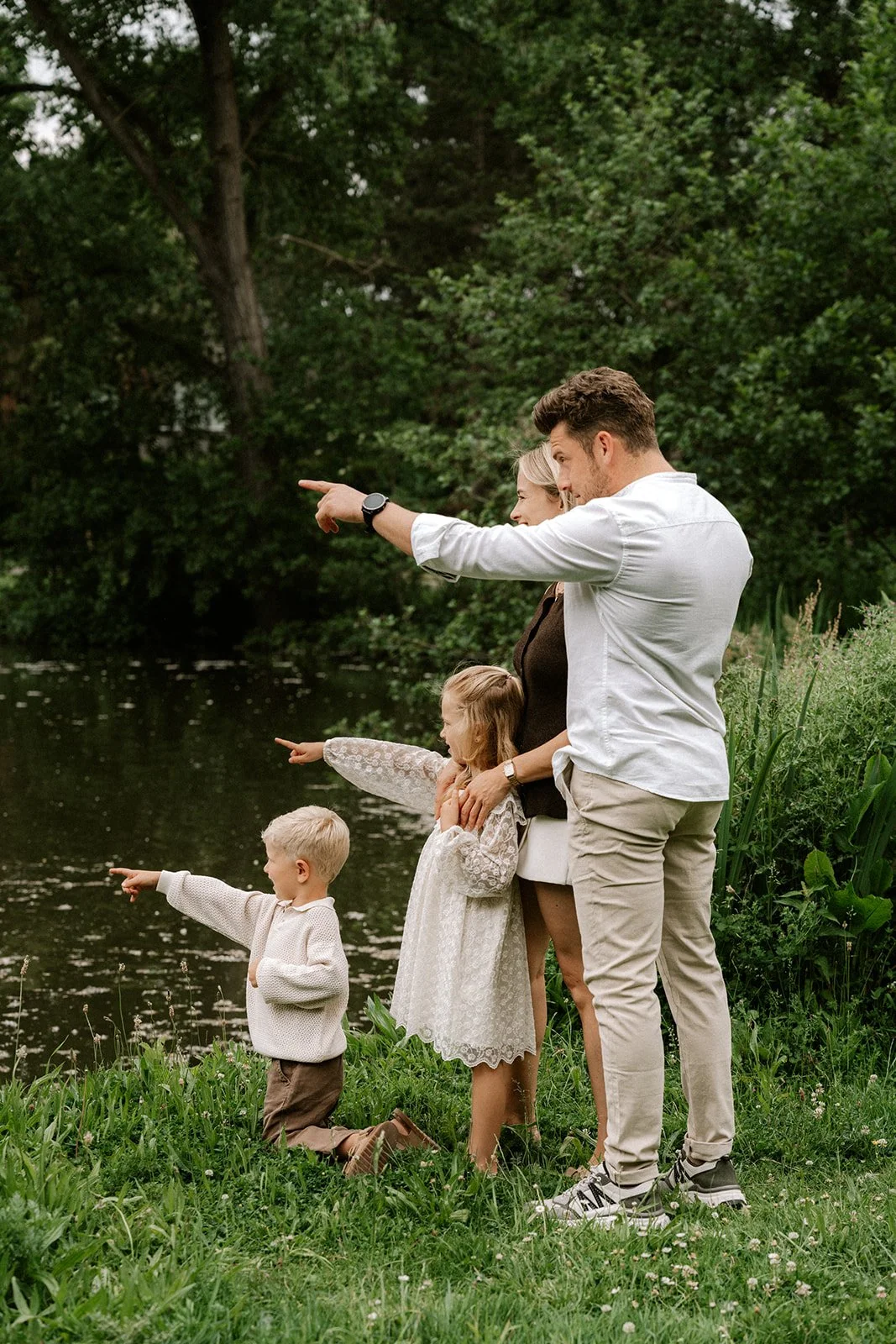 Familie geniet van quality time tijdens een gezinsreportage in de Vlaamse Ardennen.