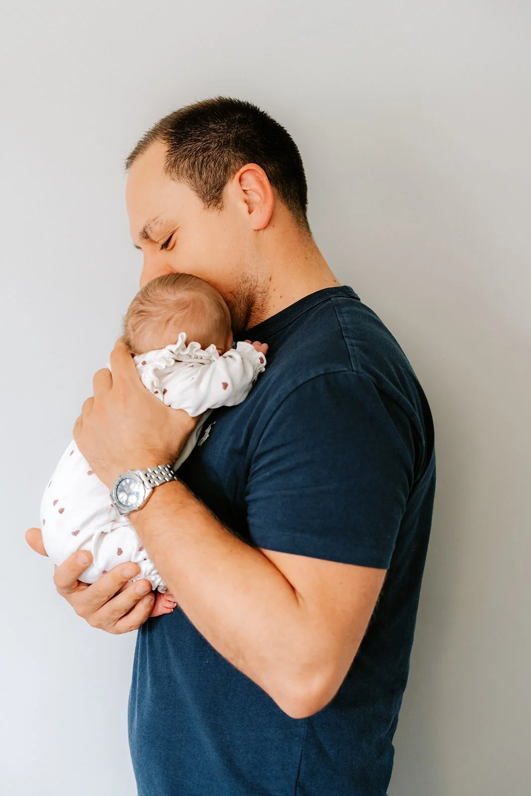 vader en dochter tijdens een relaxte Newborn fotoshoot