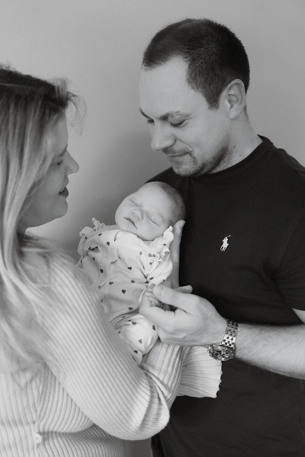Minimalistische newborn fotografie met focus op het gezin en hun dagelijkse omgeving.