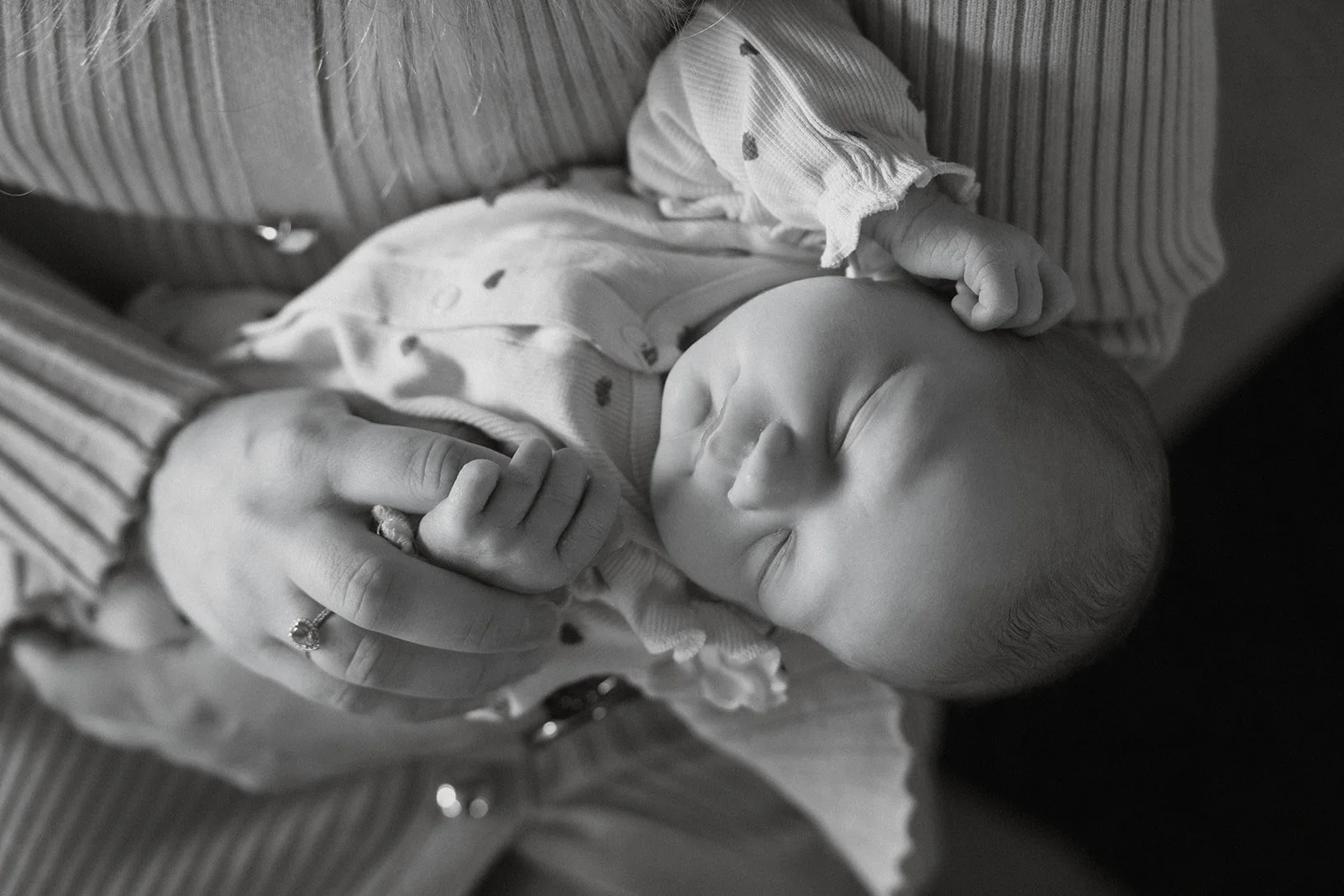 slapende baby in mama's armen tijdens een Newborn fotoshoot