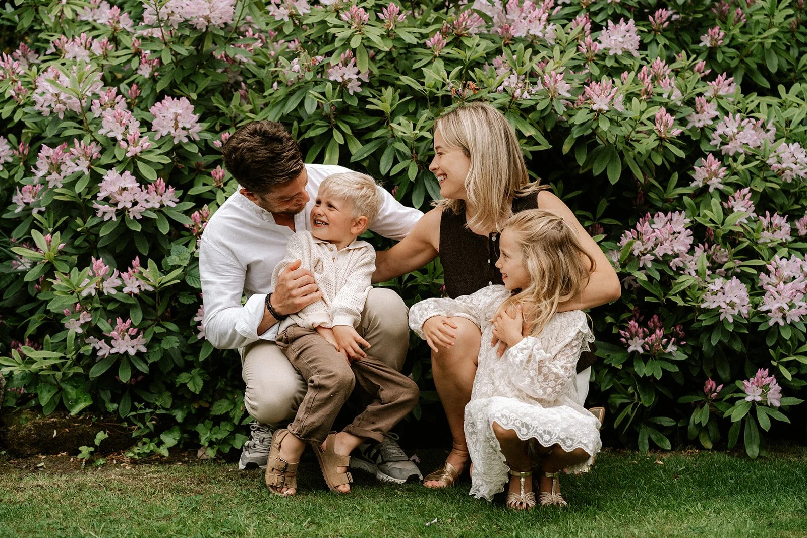 Gezinsfoto tussen het groen met tijdloze styling in aardetinten.