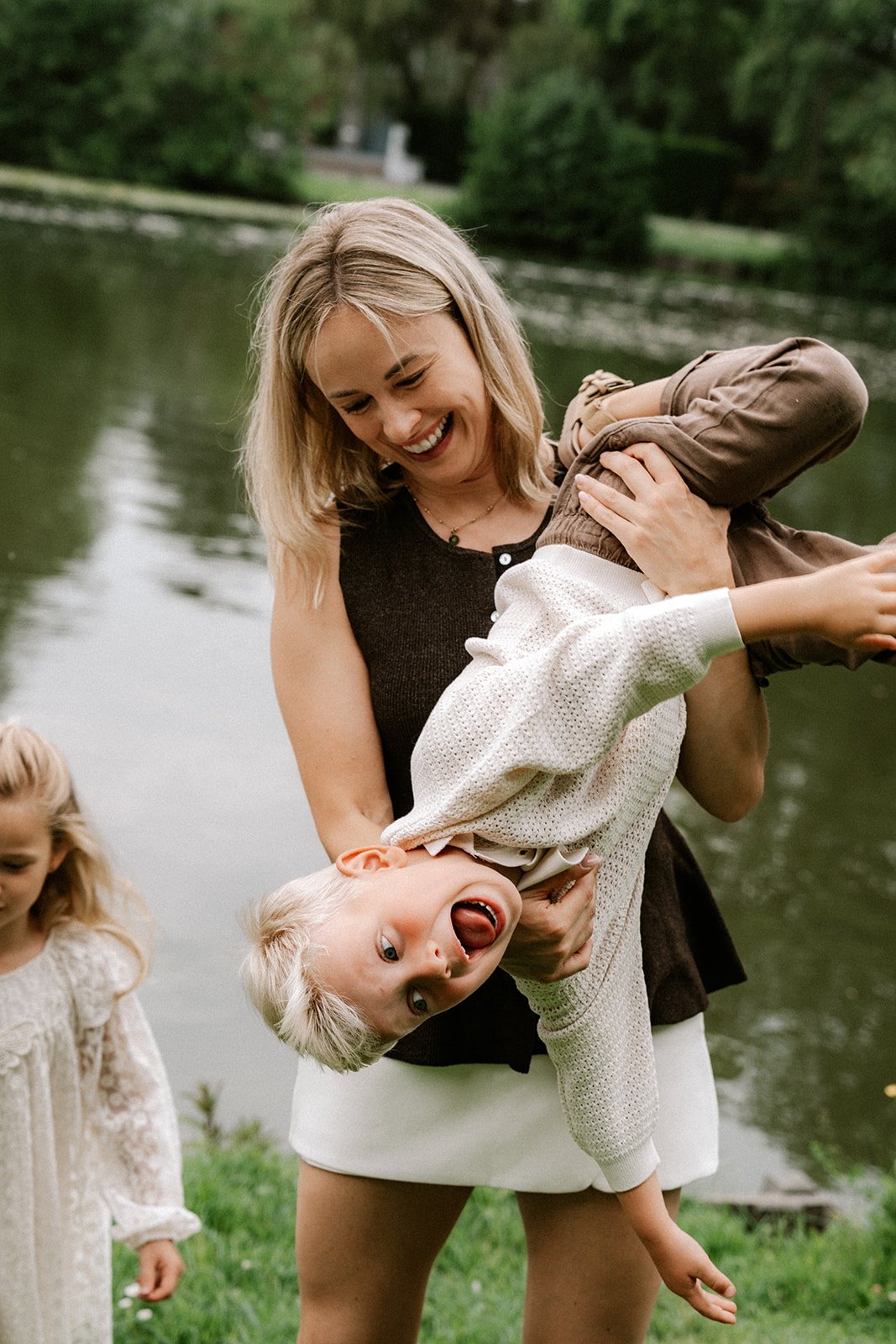 spelen met de kinderen tijdens een familie fotoshoot in de natuur