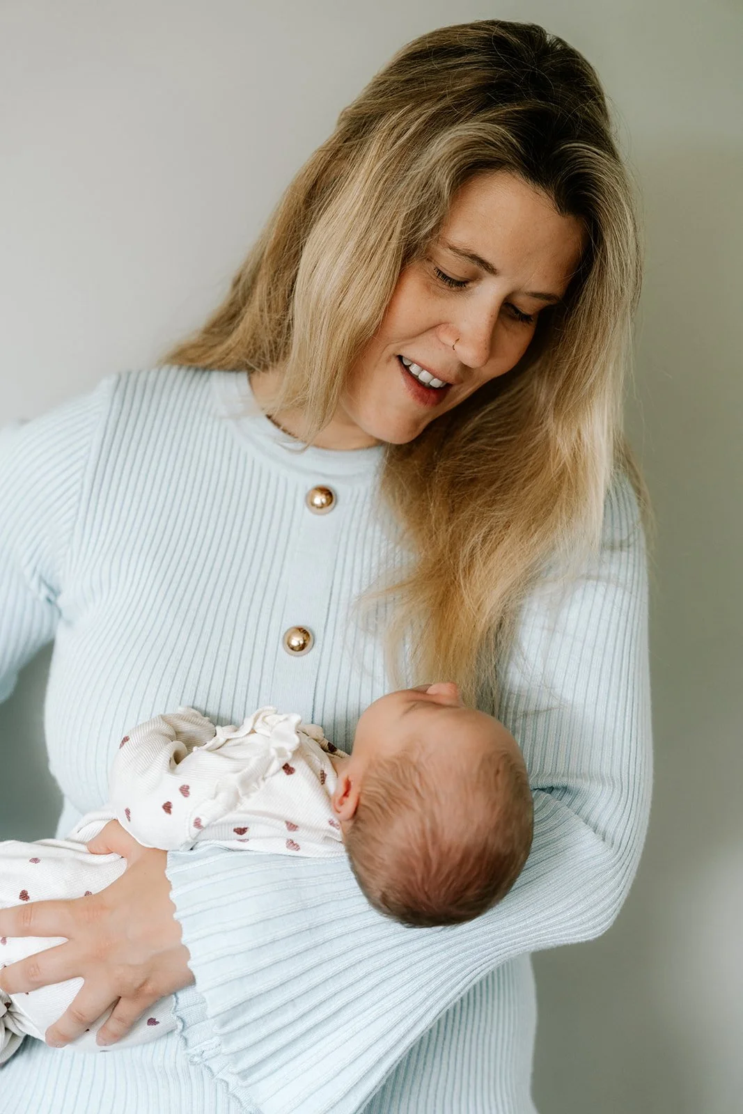 Newborn fotoshoot bij het gezin thuis, zes dagen na de geboorte van hun dochter.