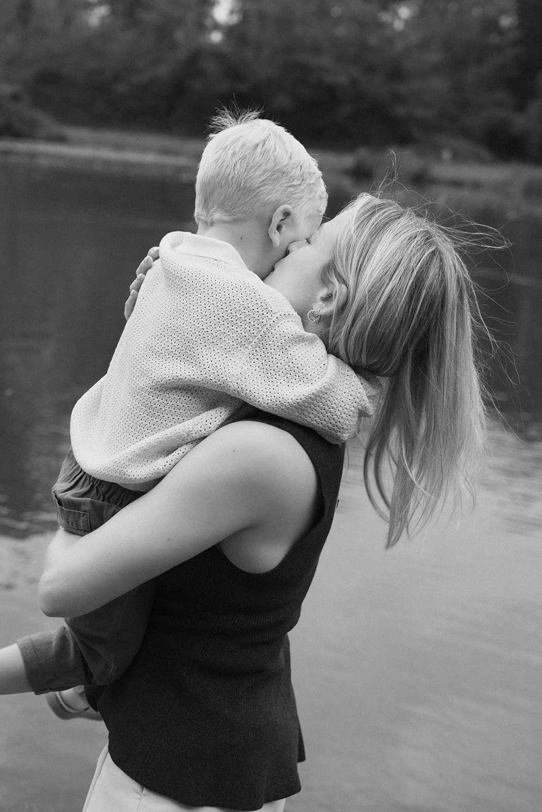 moeder en zoon in een dichte omhelzing tijdens een ontspannen familie fotoshoot