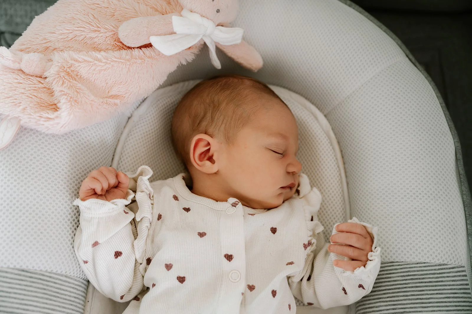 Newborn fotografie aan huis, zonder studio of verplaatsing voor jonge ouders.