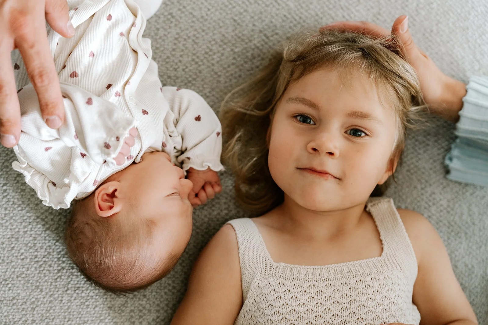 grote en kleine zus liggen samen in de zetel