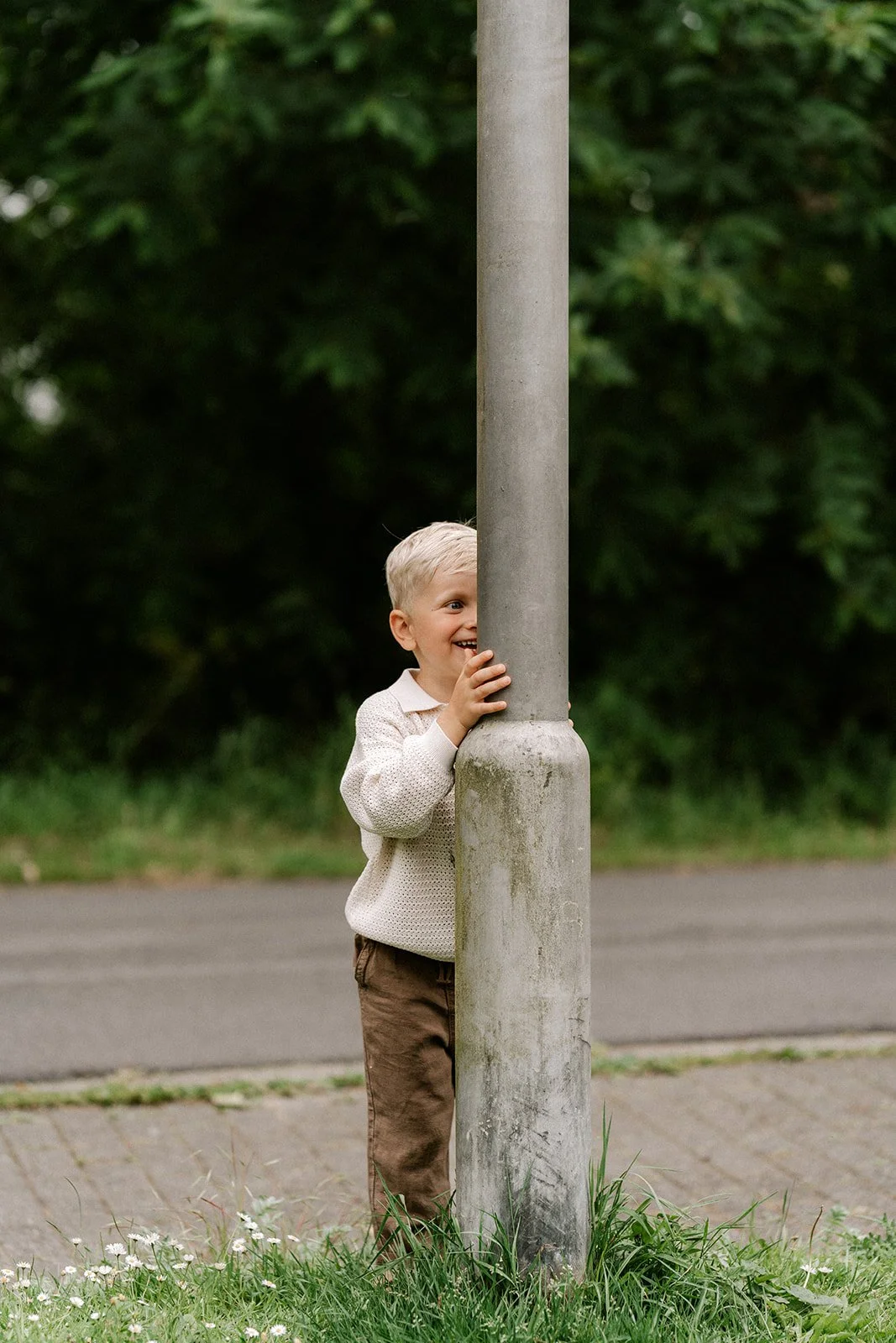 verstoppertje spelen tijdens een relaxte familie fotoshoot nabij Gent