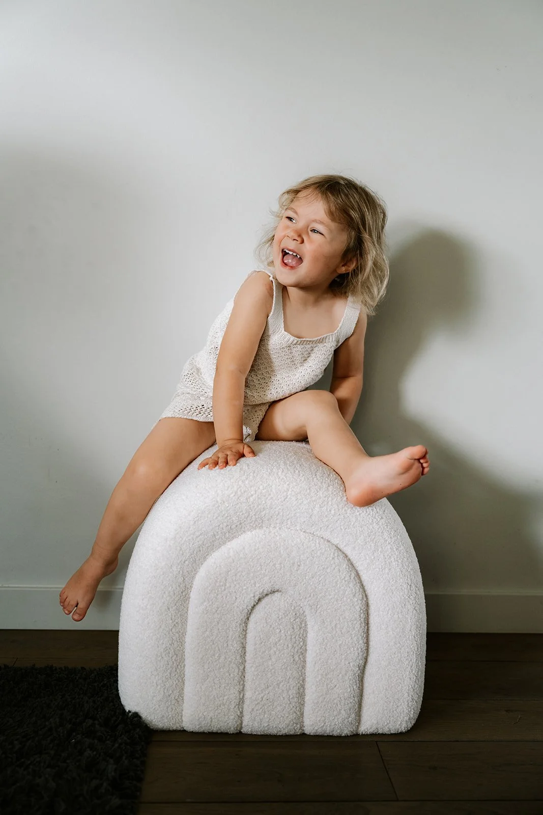 Grote zus speelt rustig naast haar nieuwe zusje tijdens de fotoshoot.Grote zus speelt rustig naast haar nieuwe zusje tijdens de fotoshoot.