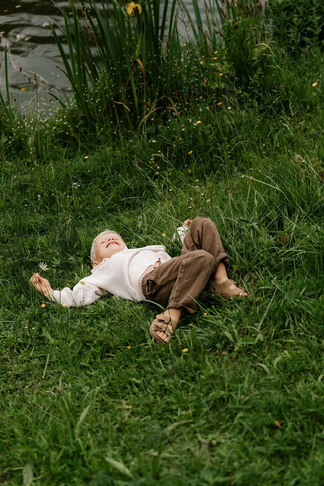 kijken naar de wolken en genieten van het moment tijdens een fotoshoot nabij Gent