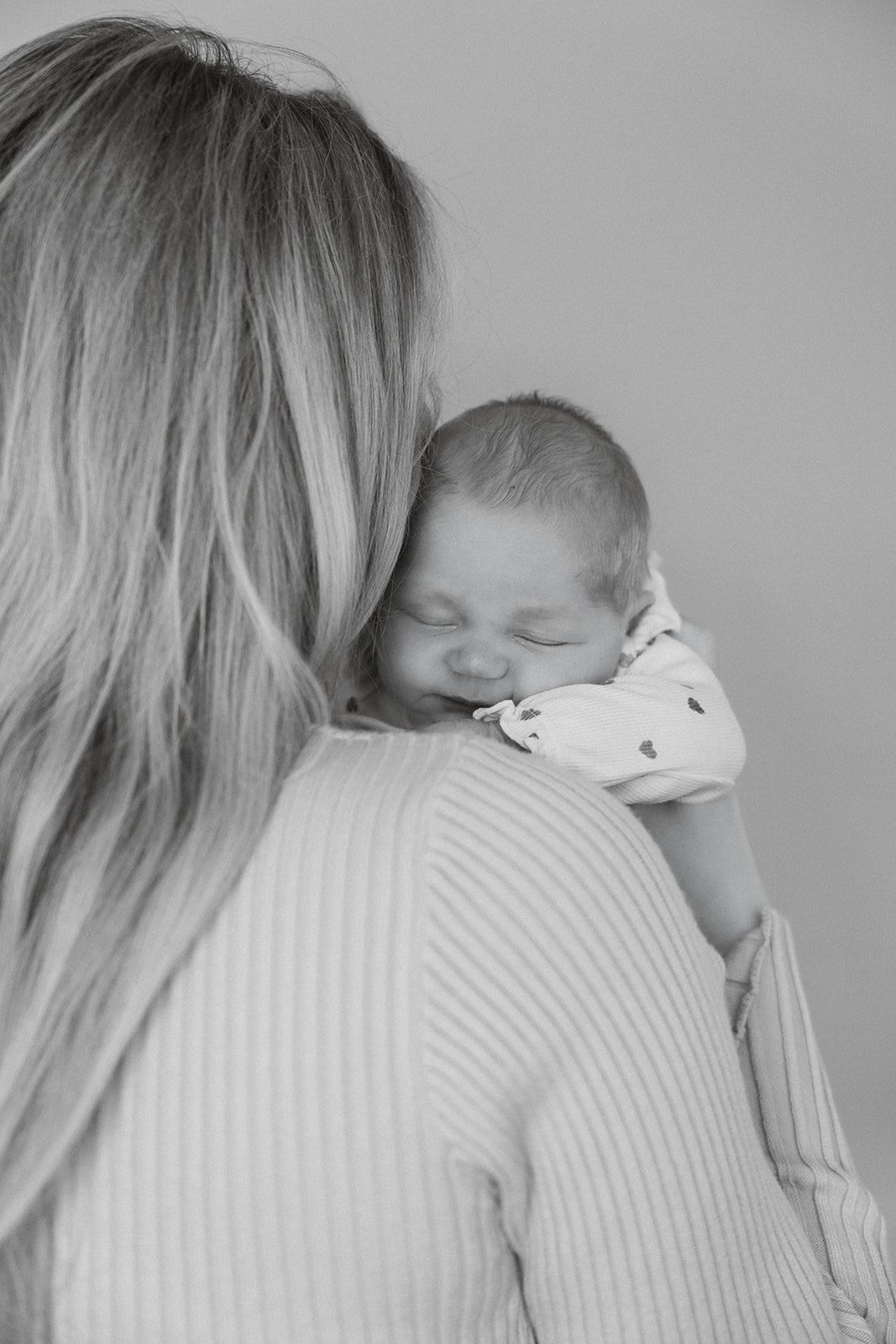 Liefdevol moment tussen moeder en haar zes dagen oude dochter.