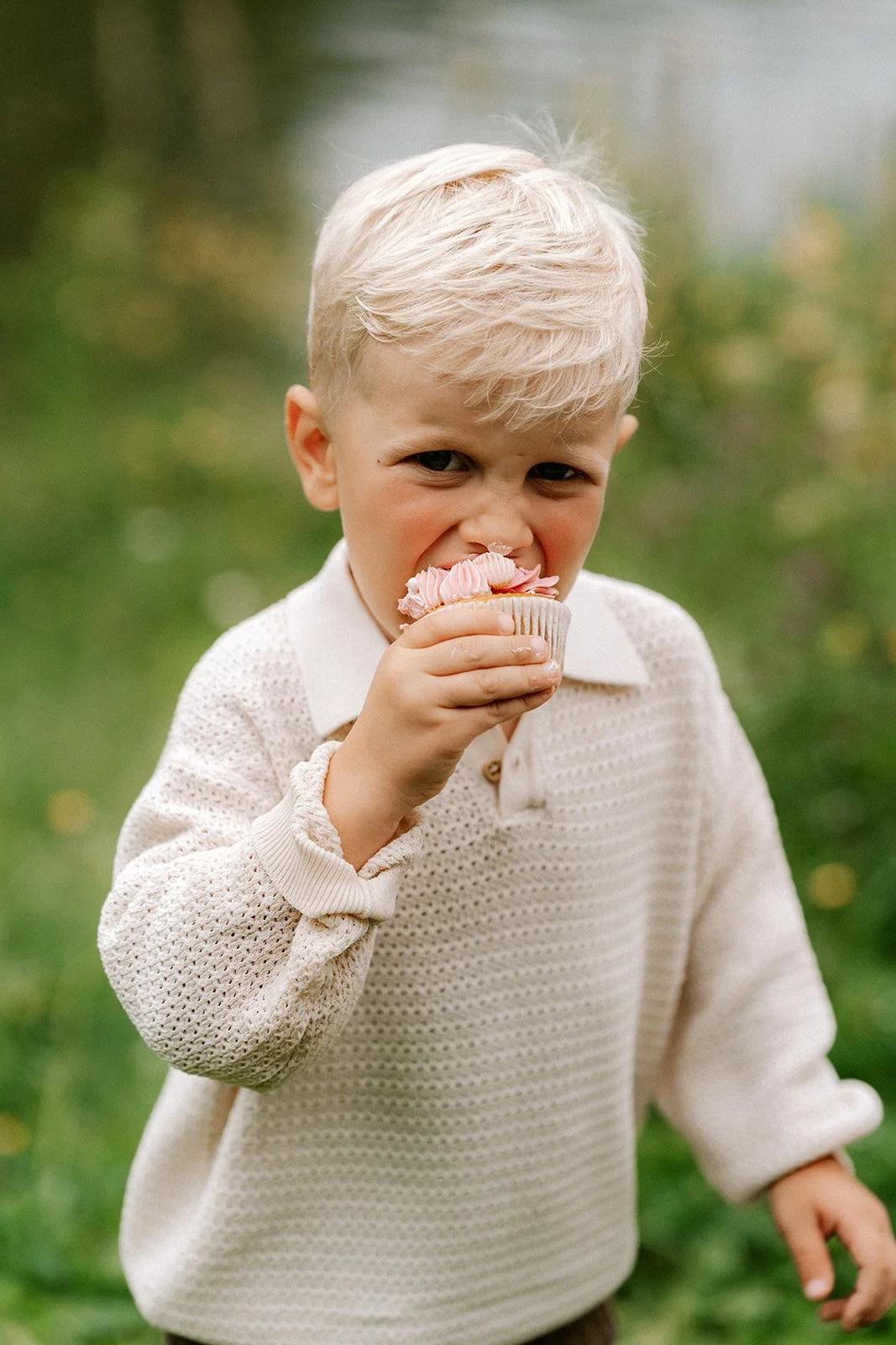 genieten van een lekkere cupcake tijdens een familie fotoshoot in de Vlaamse Ardennen