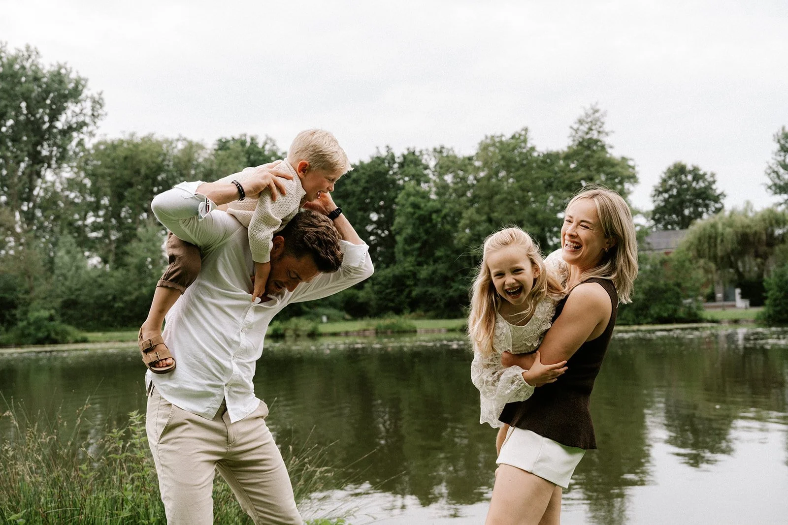 Gezinsportret tijdens een familieshoot in de natuur nabij Oudenaarde, met warme aardetinten en een ontspannen sfeer.