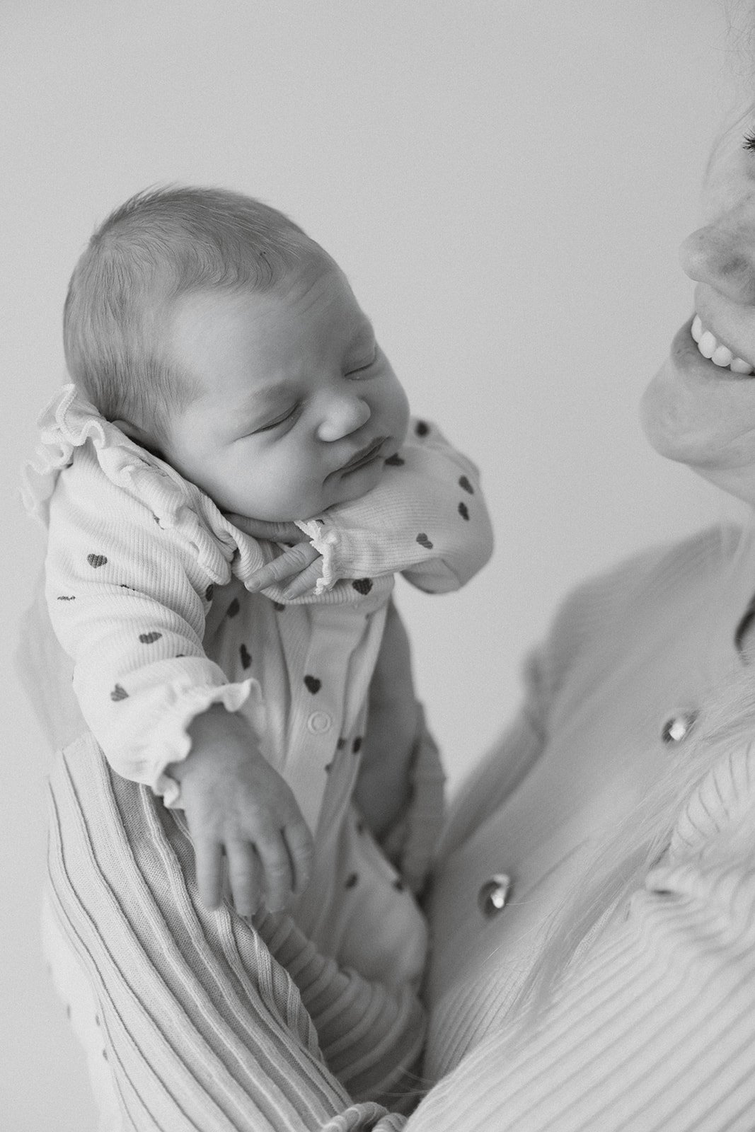mama houdt trots haar pasgeboren dochter omhoog