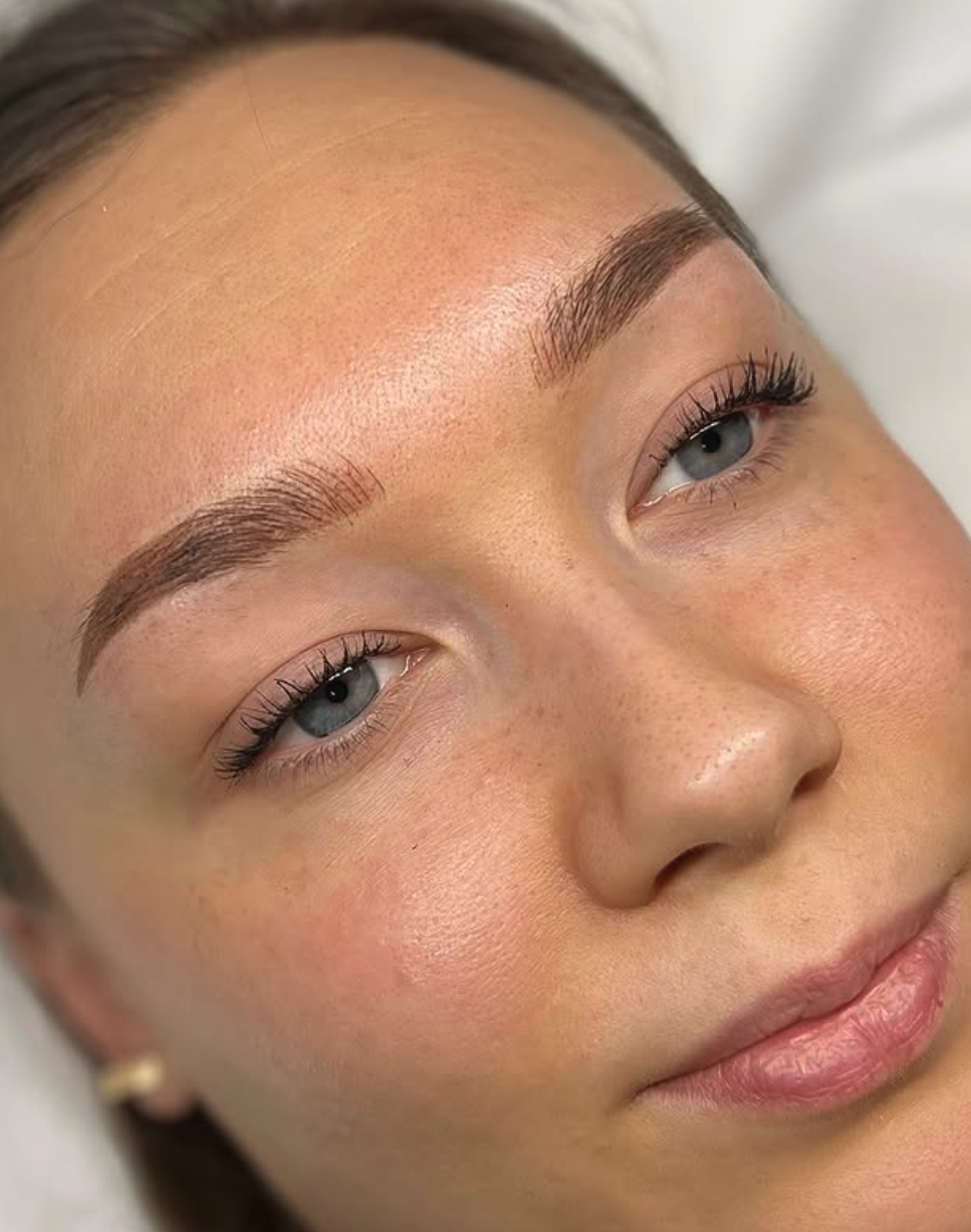 Lähikuvassa naisen kasvot, joihin on juuri tehty microblading tai puuterikulmat käsittely.