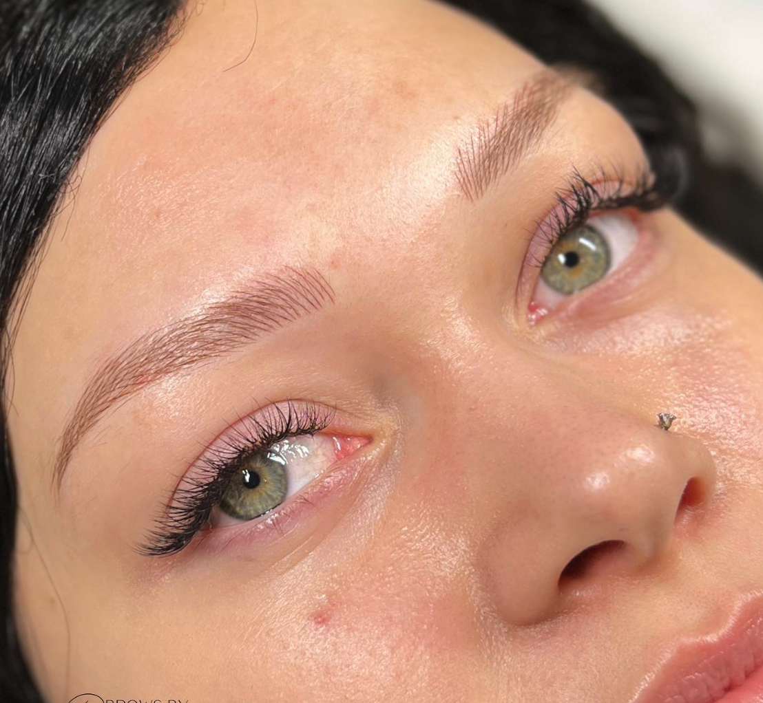 Lähikuvassa naisen kasvot, joihin on juuri tehty microblading käsittely.