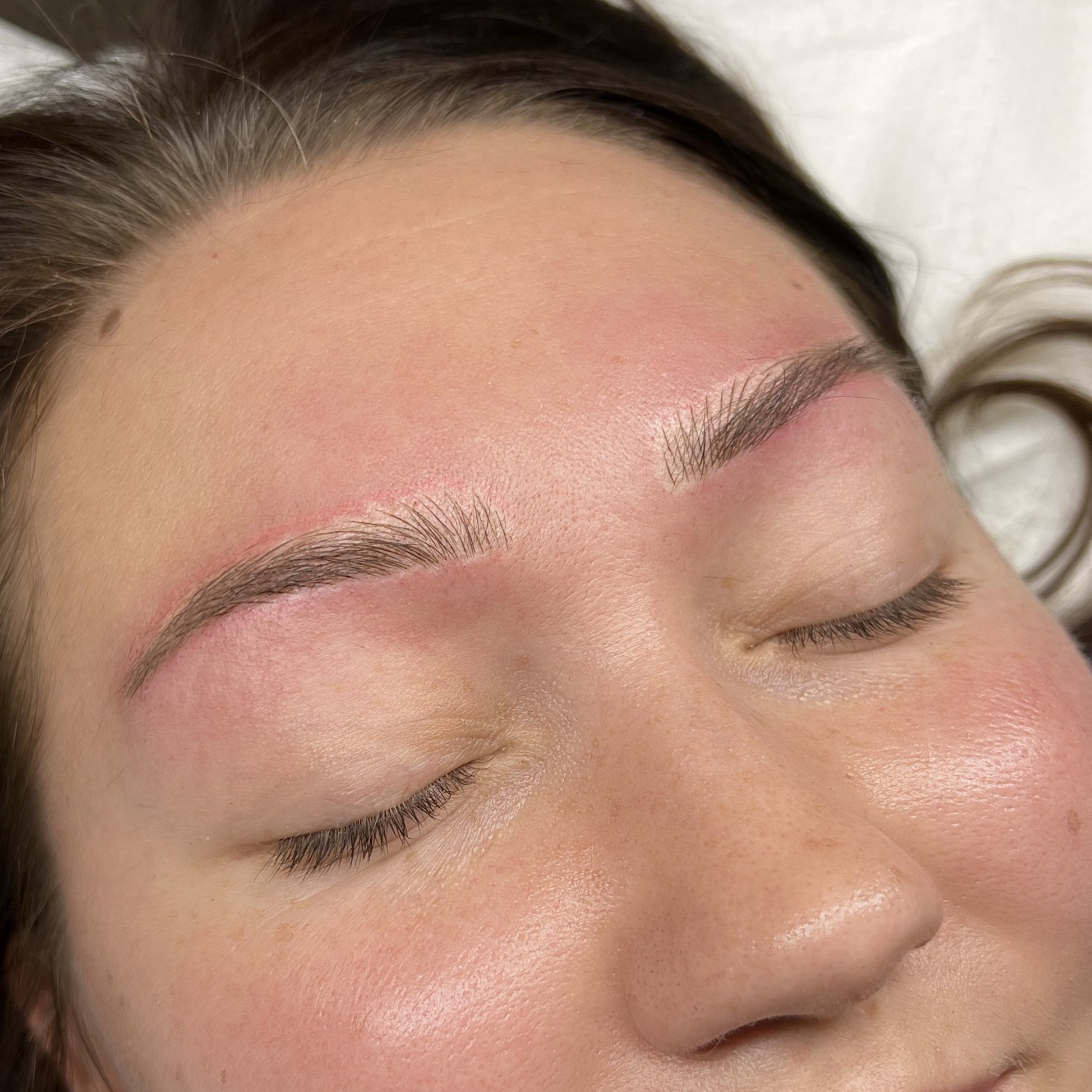 Lähikuvassa naisen kasvot, joihin on juuri tehty microblading tai puuterikulmat käsittely.