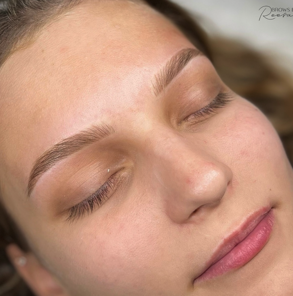 Lähikuvassa naisen kasvot, joihin on juuri tehty microblading tai puuterikulmat käsittely.