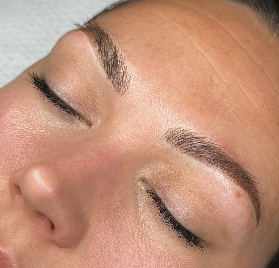 Lähikuvassa naisen kasvot, joihin on juuri tehty microblading tai puuterikulmat käsittely.