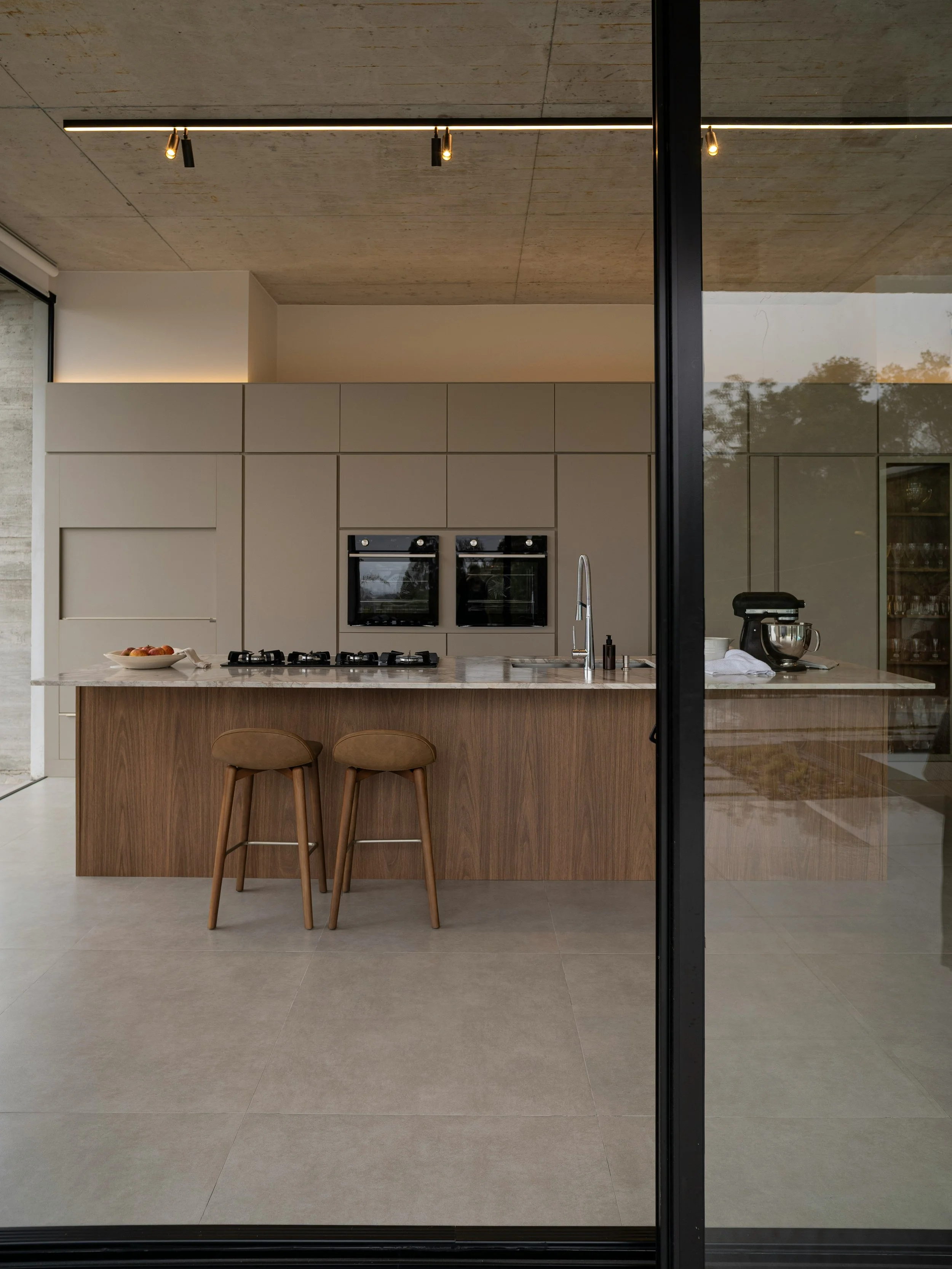Cocina contemporánea con materiales naturales y diseño integrado, tendencia en interiorismo 2026