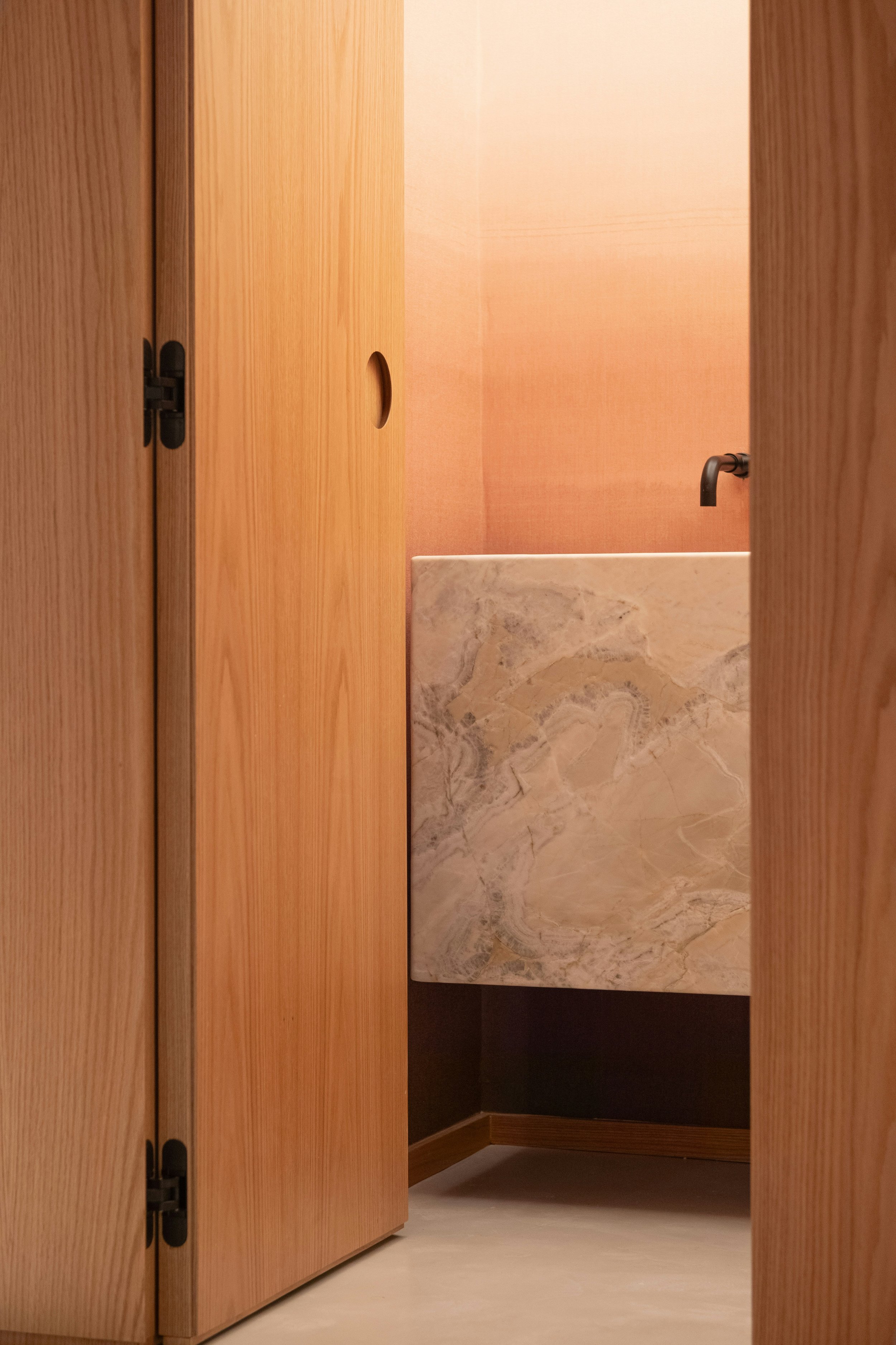 Baño integrado en la vivienda con materiales naturales y diseño atemporal