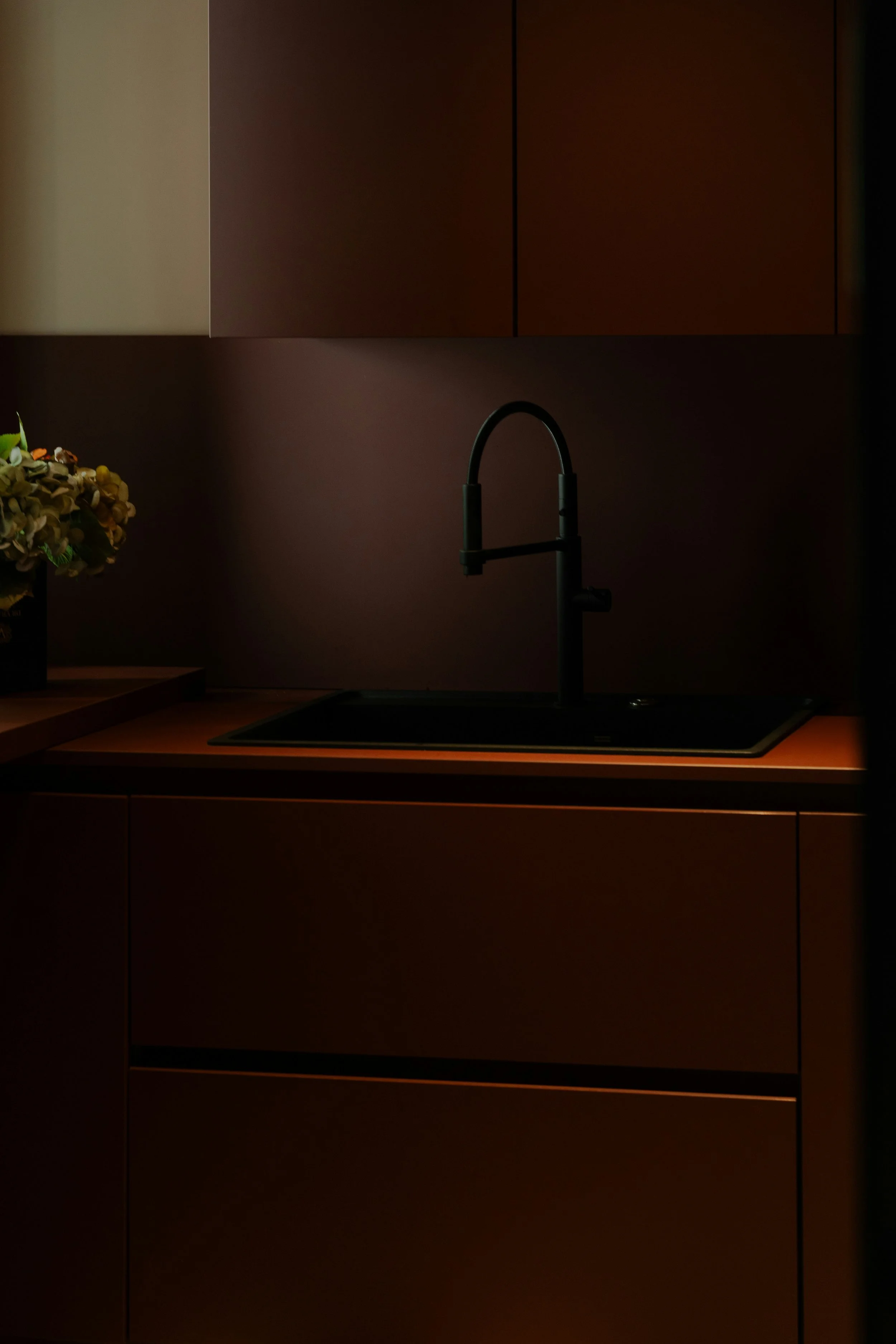 Cocina contemporánea con tonos oscuros y diseño sobrio, tendencia en interiorismo 2026