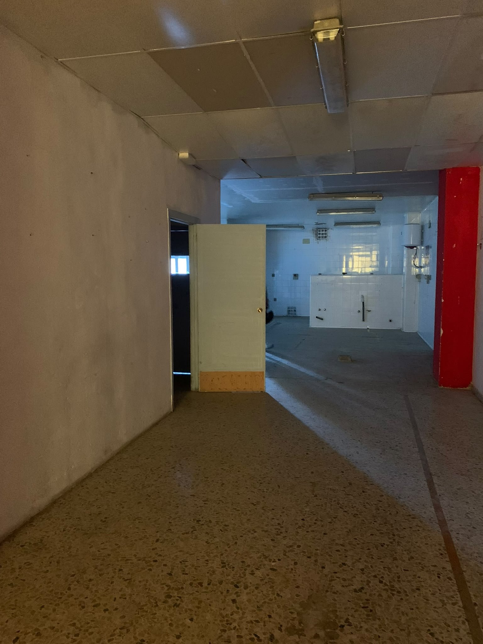 Interior del local comercial antes de los trabajos de reforma ejecutados por CUBO en Zaragoza.
